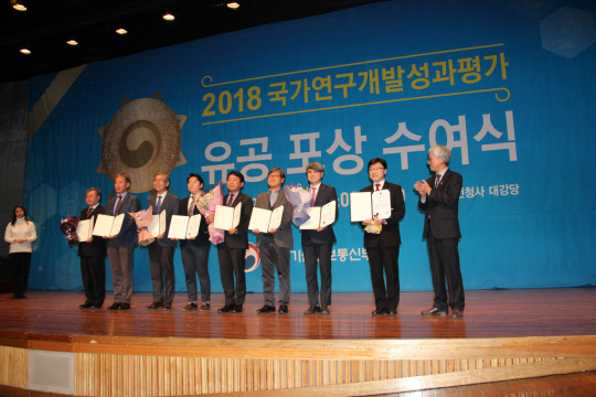 백성욱 세종대 산학협력단장(오른쪽에서 세 번째)이 수상 후 기념촬영을 하고 있다.   세종대 제공